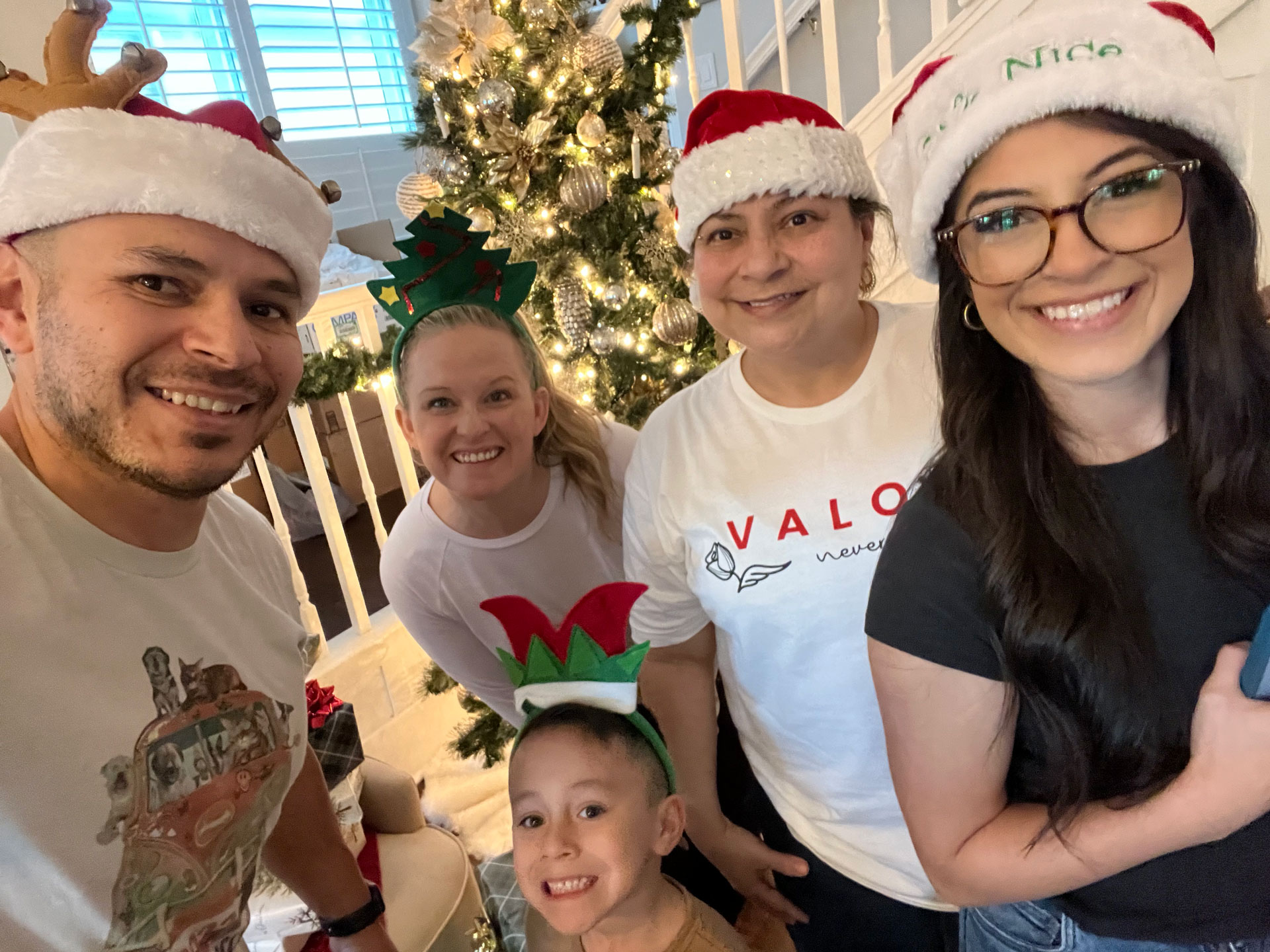 Valor never Alone Santa Clause giving gifts for the kids of single mothers, team